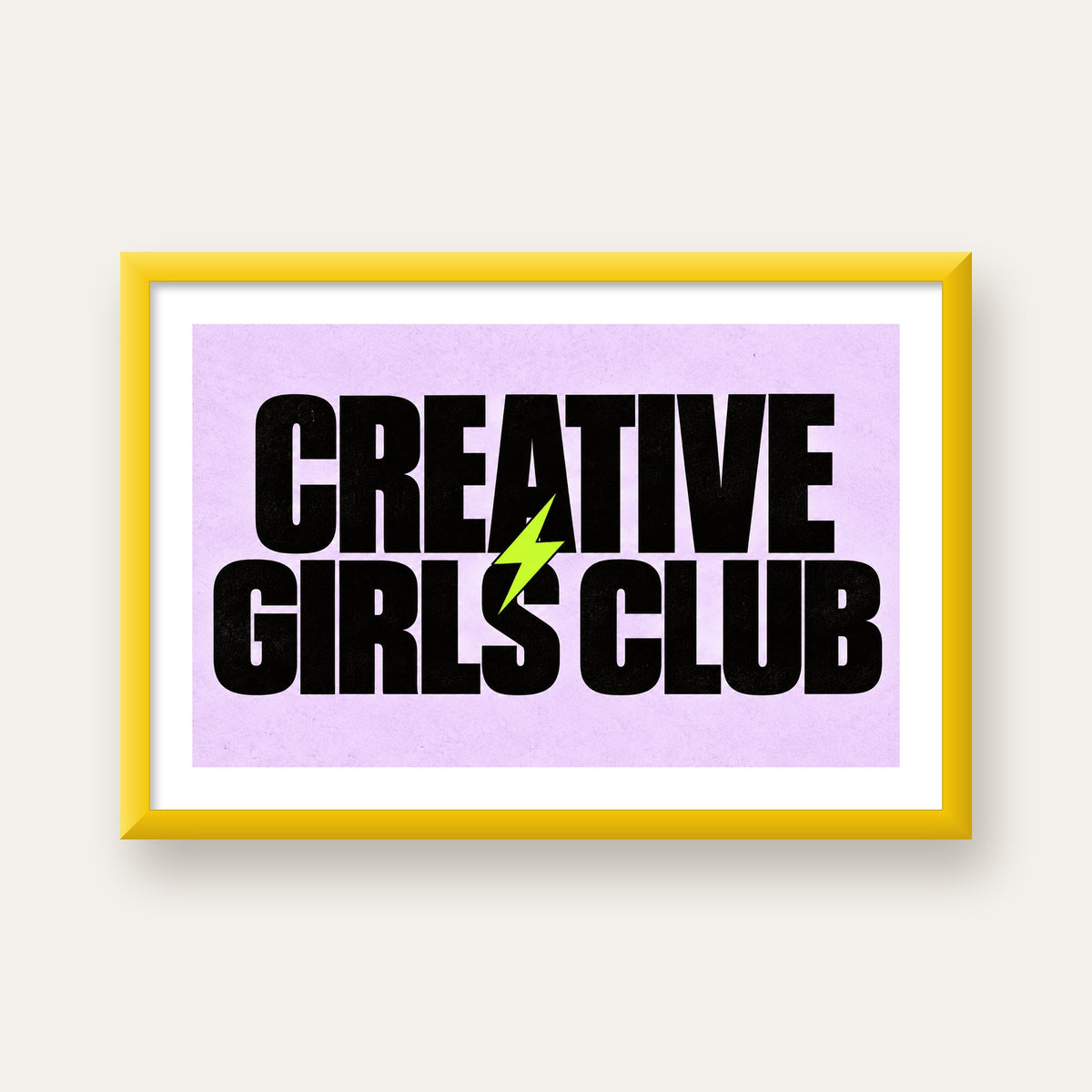 CREATIVE GIRLS CLUB Tipografik Motive Edici Poster — sarı çerçeveli paspartulu