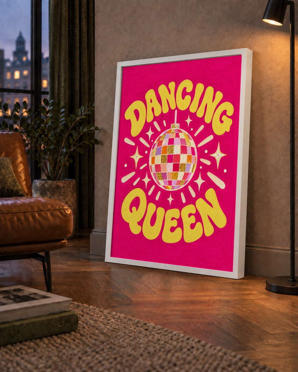 Dancing Queen Disco Topu Poster - Renkli ve Enerjik Duvar Dekoru — çerçeveli hâliyle bir ev duvarında