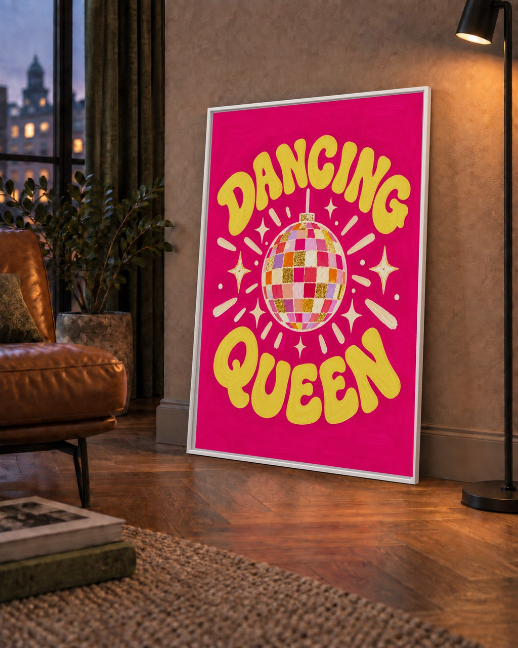 Dancing Queen Disco Topu Poster - Renkli ve Enerjik Duvar Dekoru — çerçeveli hâliyle bir ev duvarında