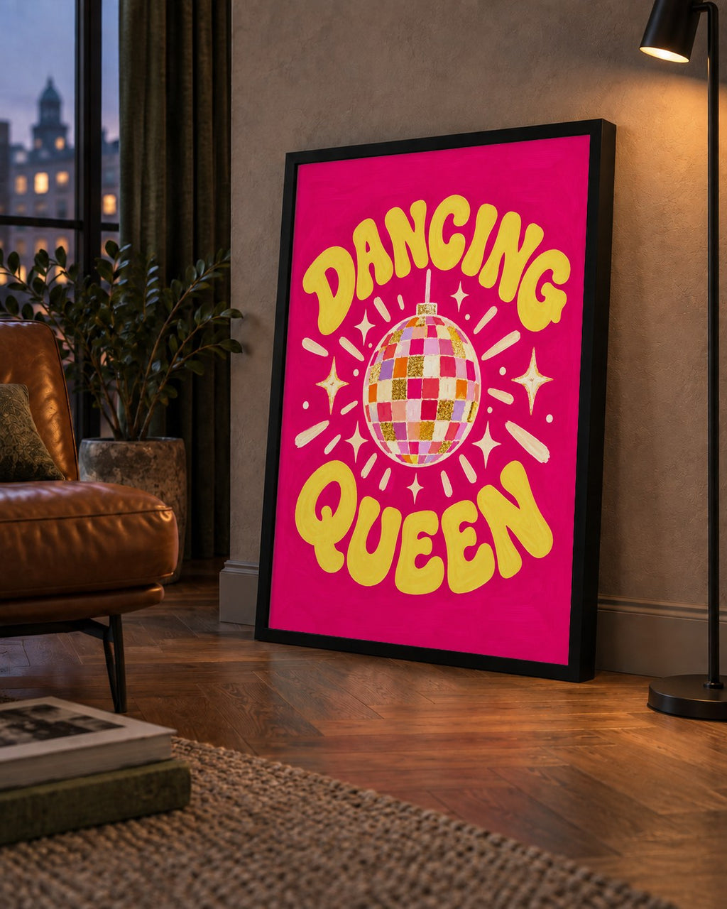 Dancing Queen Disco Topu Poster - Renkli ve Enerjik Duvar Dekoru — çerçeveli hâliyle bir ev duvarında