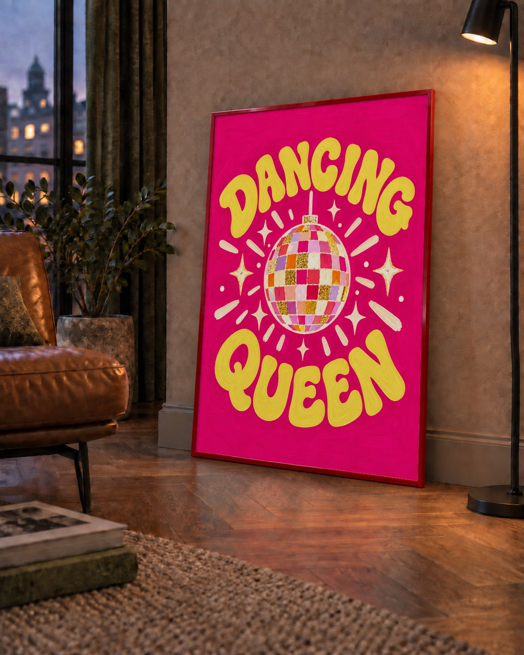Dancing Queen Disco Topu Poster - Renkli ve Enerjik Duvar Dekoru — çerçeveli hâliyle bir ev duvarında
