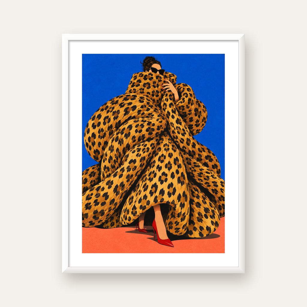 Dev Leopar Paltolu Kadın — beyaz çerçeveli dikey poster