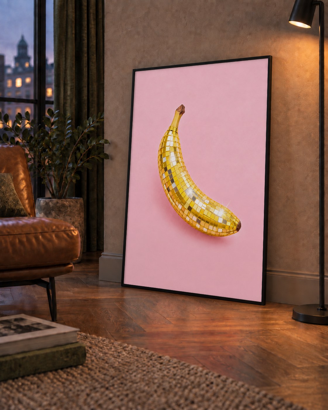 Disco Muzlu Pop Sanat Poster – Pembe Minimal Kolaj Baskı — çerçeveli hâliyle bir ev duvarında