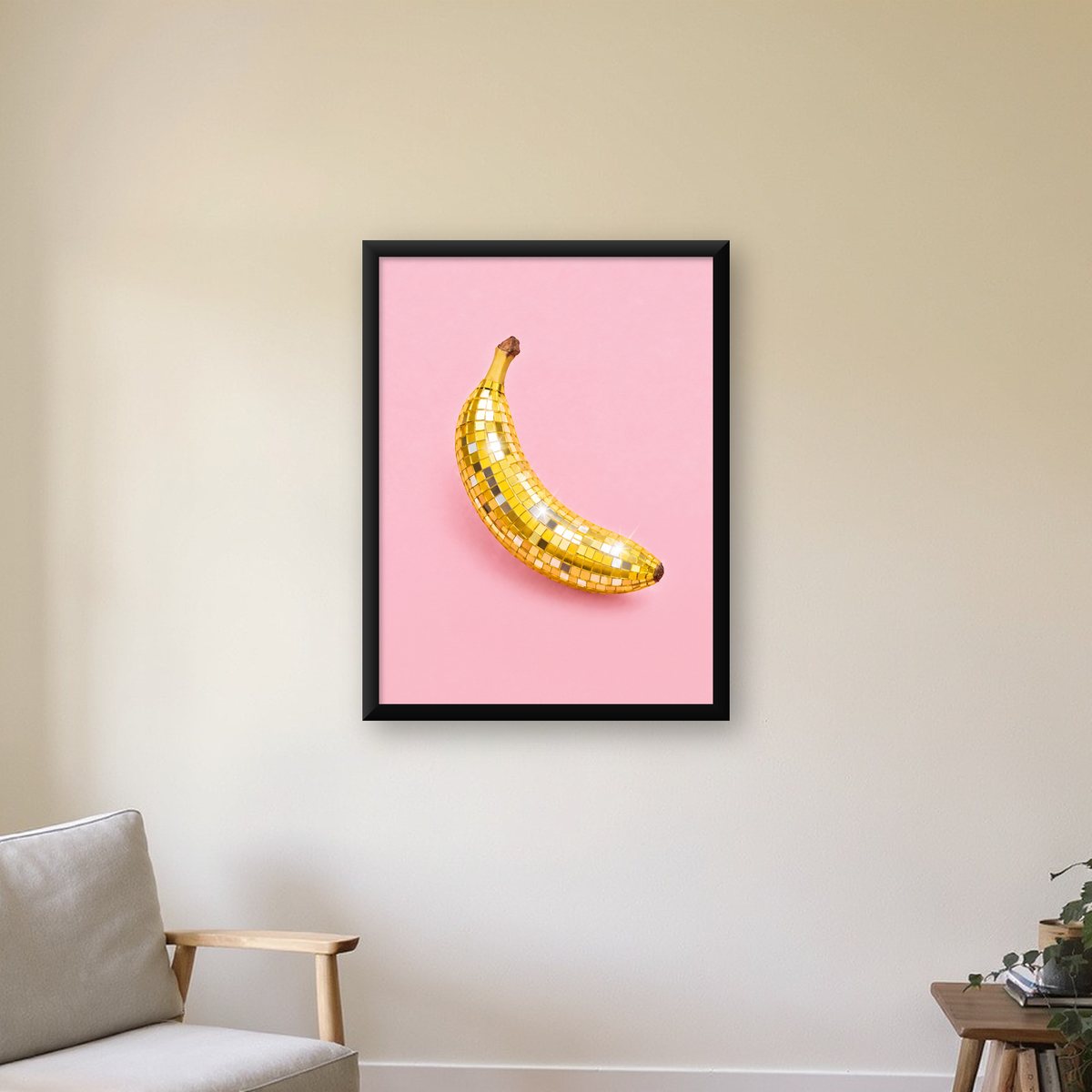 Disco Muzlu Pop Sanat Poster – Pembe Minimal Kolaj Baskı — Dikey baskı, çerçeveli hâliyle bir ev duvarında