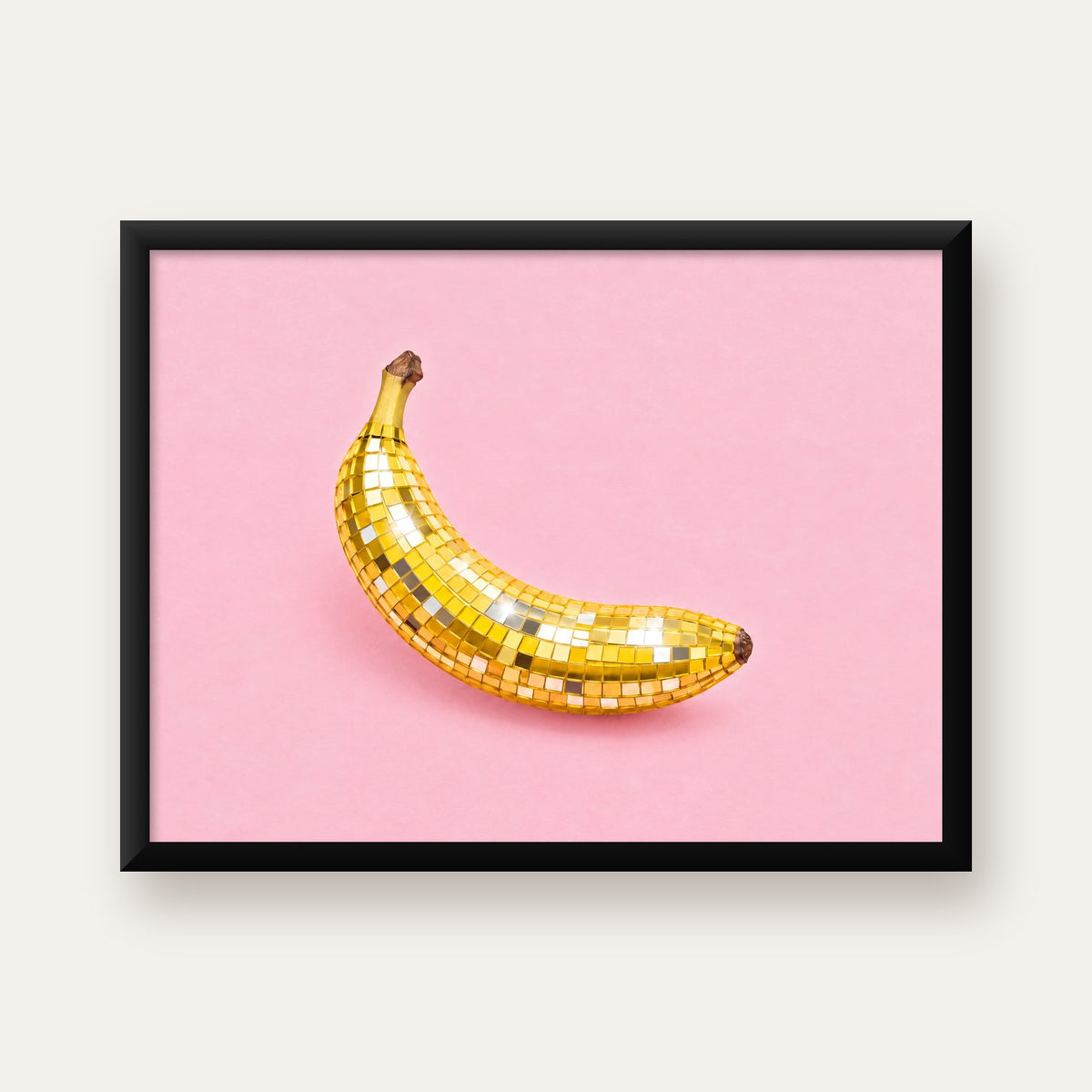Disco Muzlu Pop Sanat Poster – Pembe Minimal Kolaj Baskı — Yatay baskı, düz siyah çerçeveli duvar posteri