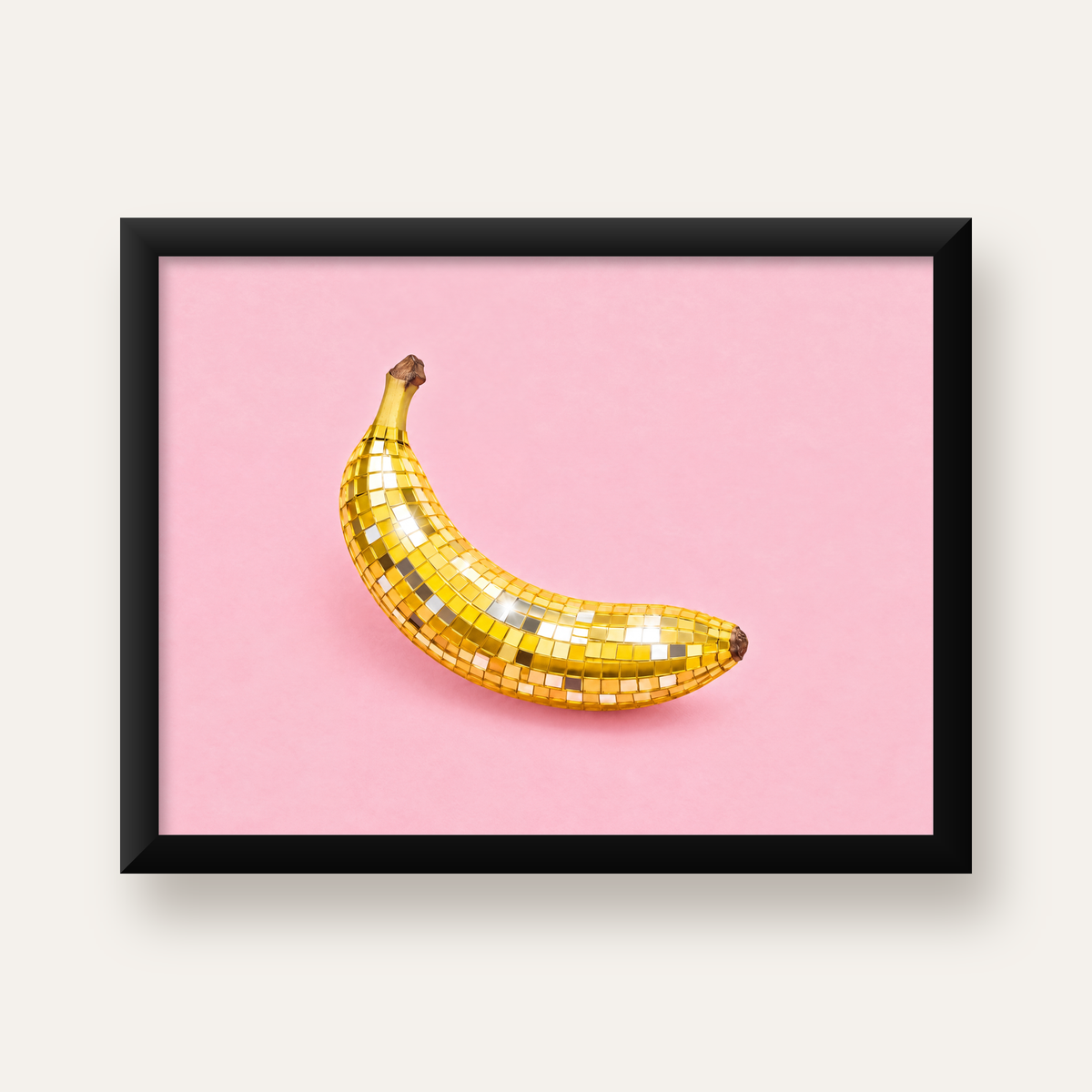 Disco Muzlu Pop Sanat Poster – Pembe Minimal Kolaj Baskı — Yatay baskı, düz siyah çerçeveli duvar posteri