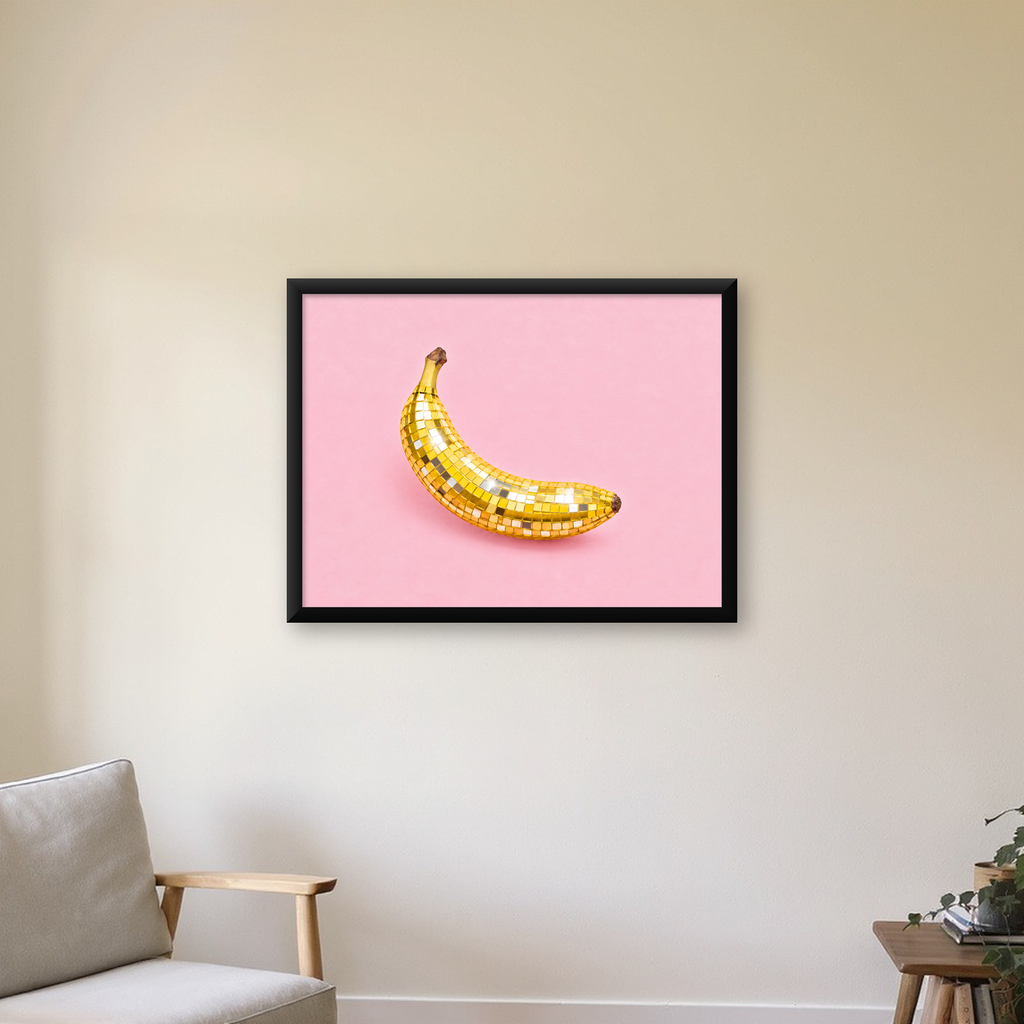 Disco Muzlu Pop Sanat Poster – Pembe Minimal Kolaj Baskı — Yatay baskı, çerçeveli hâliyle bir ev duvarında
