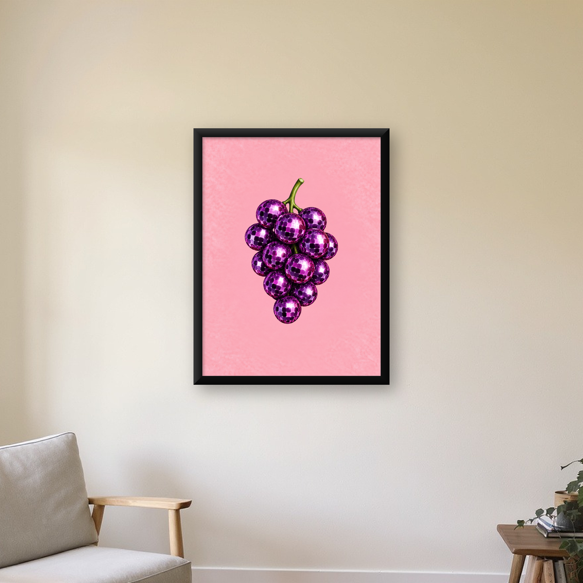 Disco Topu Üzüm Salkımı Dijital Poster - Pembe Duvar Dekoru — Dikey baskı, çerçeveli hâliyle bir ev duvarında