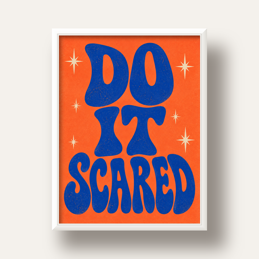 DO IT SCARED Cesaret Veren Retro Tipografi Poster — beyaz derin çerçeveli