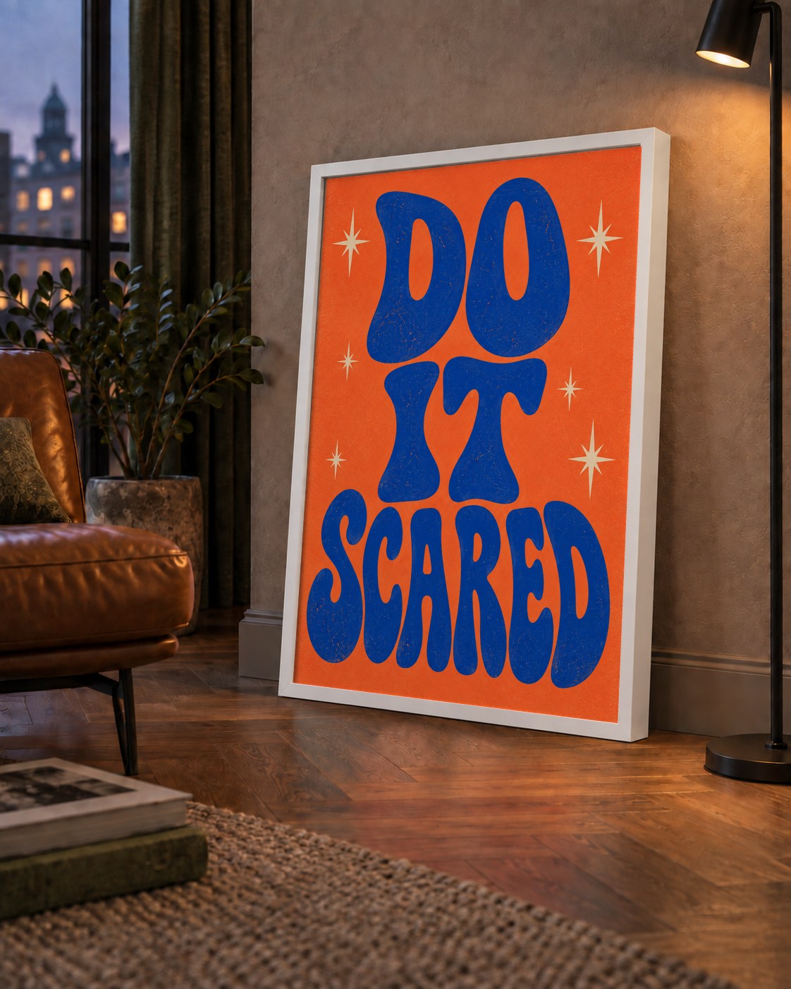 DO IT SCARED Cesaret Veren Retro Tipografi Poster — çerçeveli hâliyle bir ev duvarında