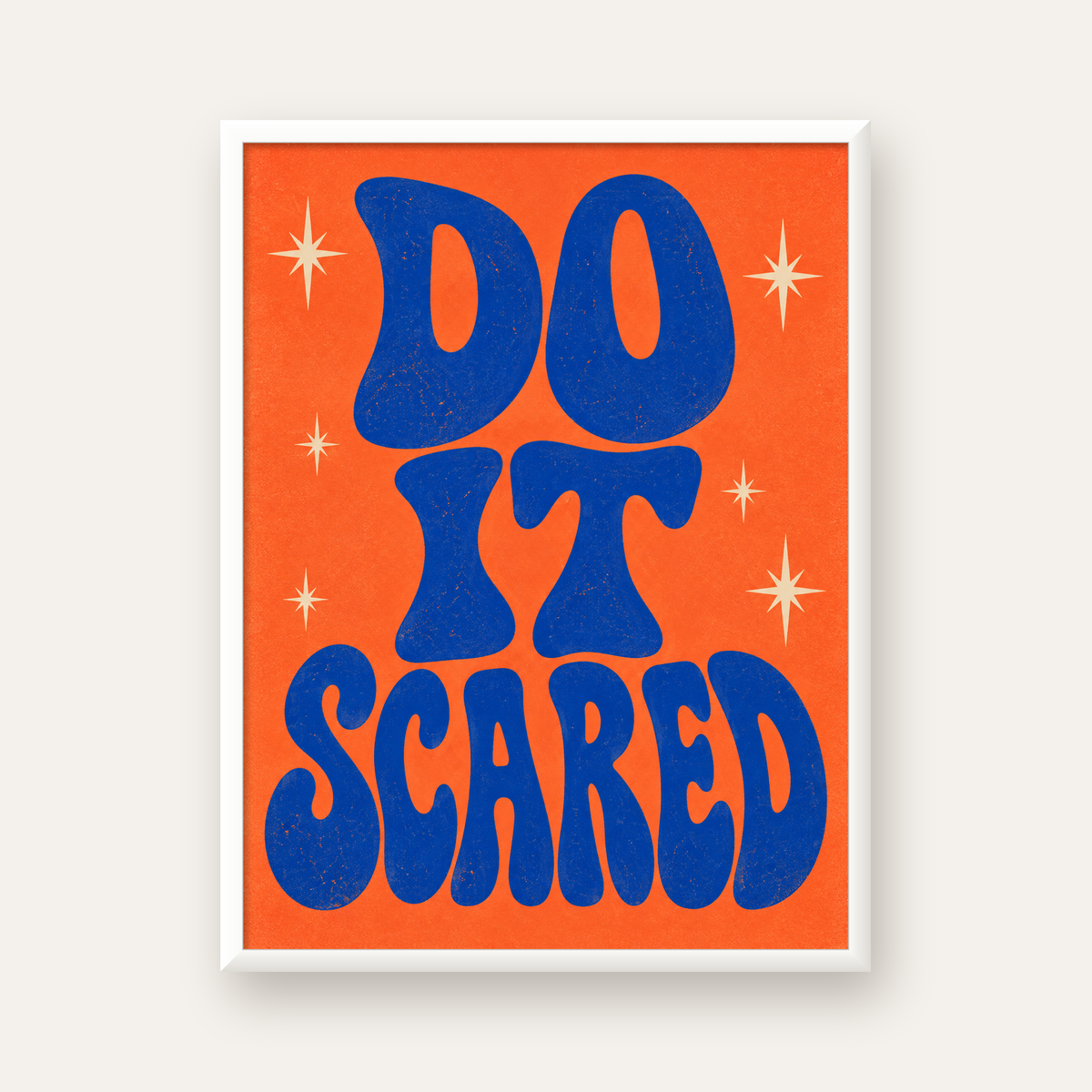 DO IT SCARED Cesaret Veren Retro Tipografi Poster — beyaz çerçeveli dikey poster