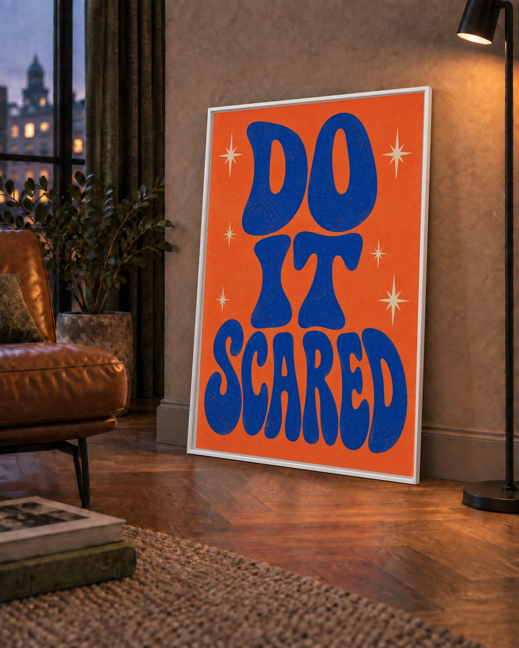 DO IT SCARED Cesaret Veren Retro Tipografi Poster — çerçeveli hâliyle bir ev duvarında