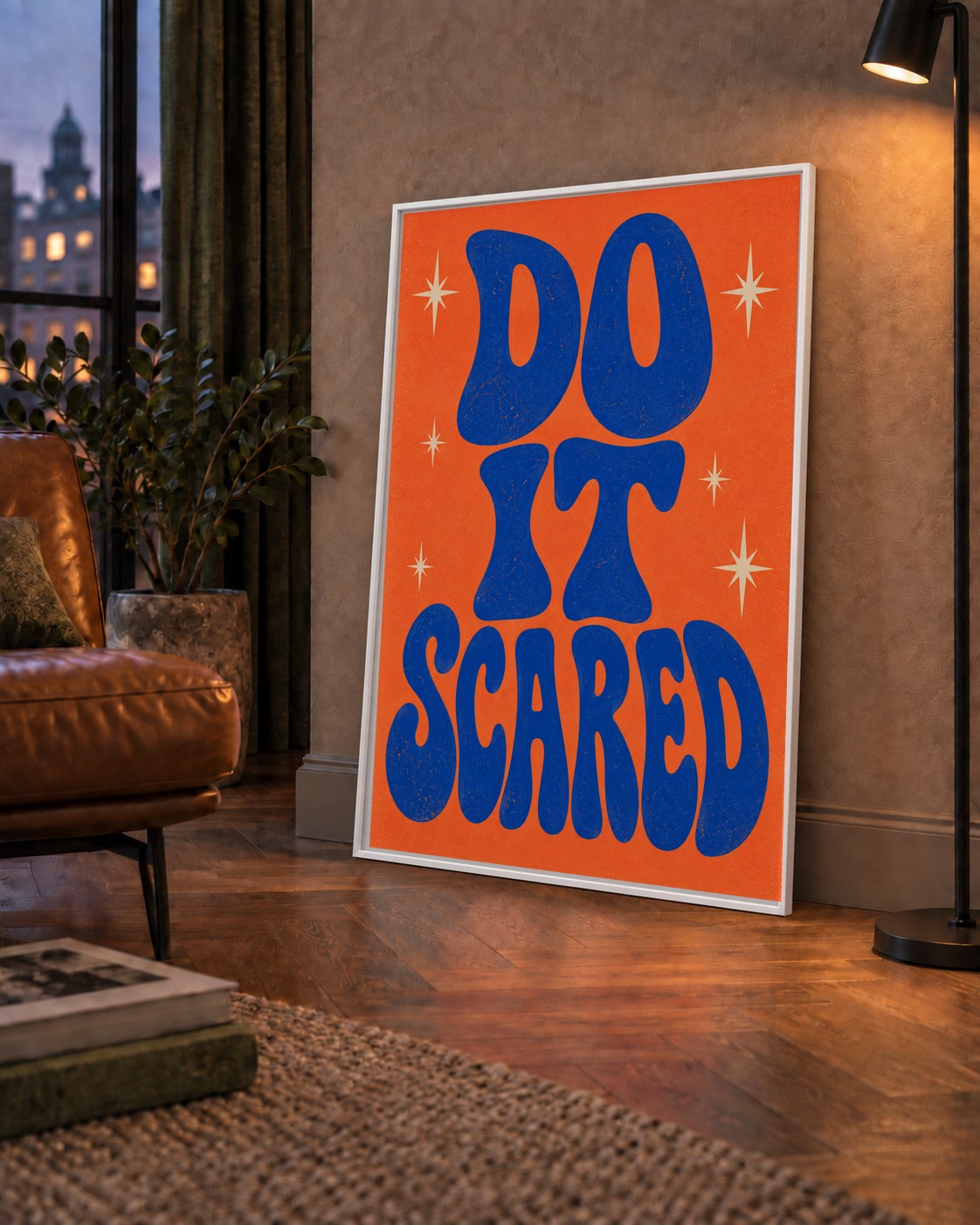 DO IT SCARED Cesaret Veren Retro Tipografi Poster — çerçeveli hâliyle bir ev duvarında