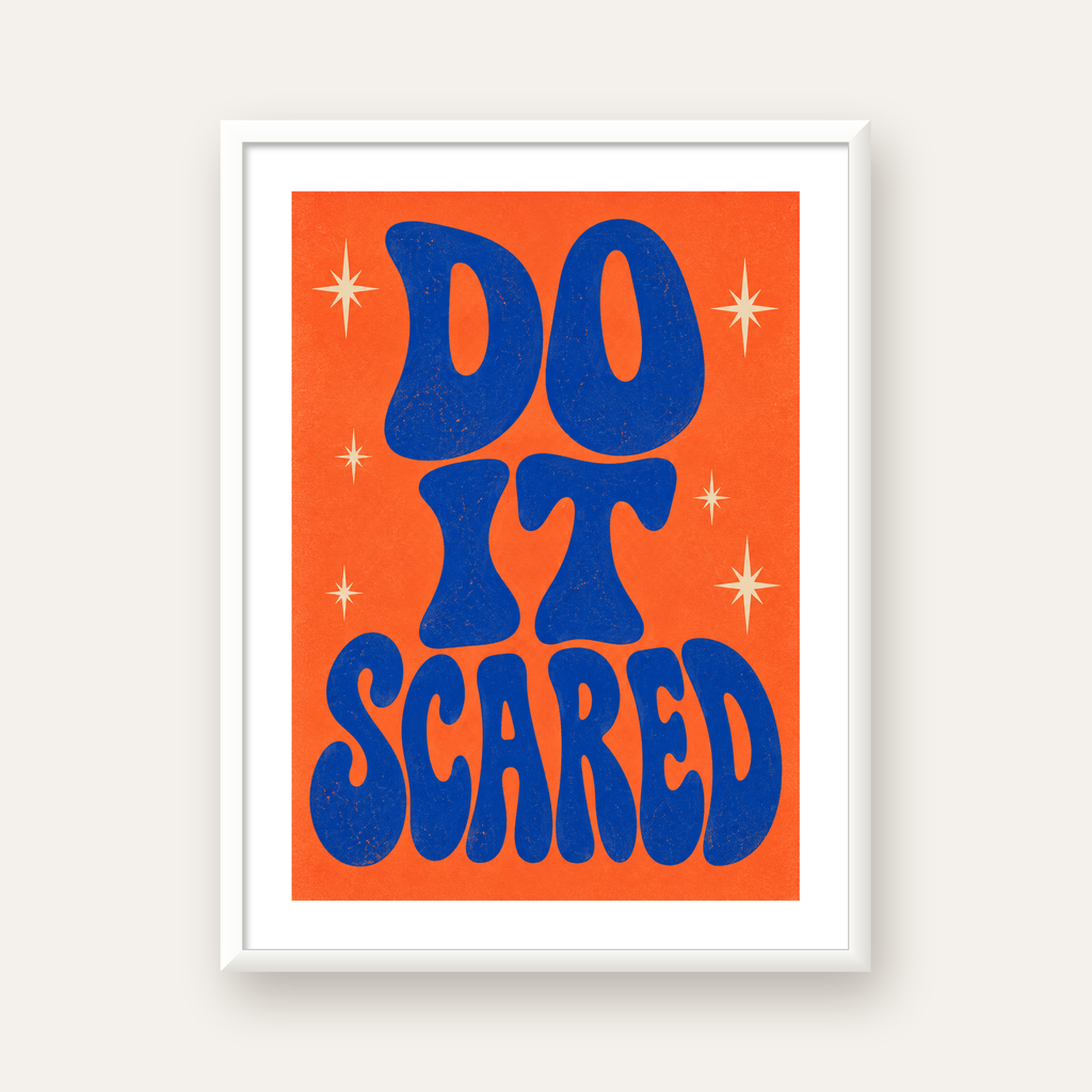 DO IT SCARED Cesaret Veren Retro Tipografi Poster — beyaz çerçeveli dikey poster