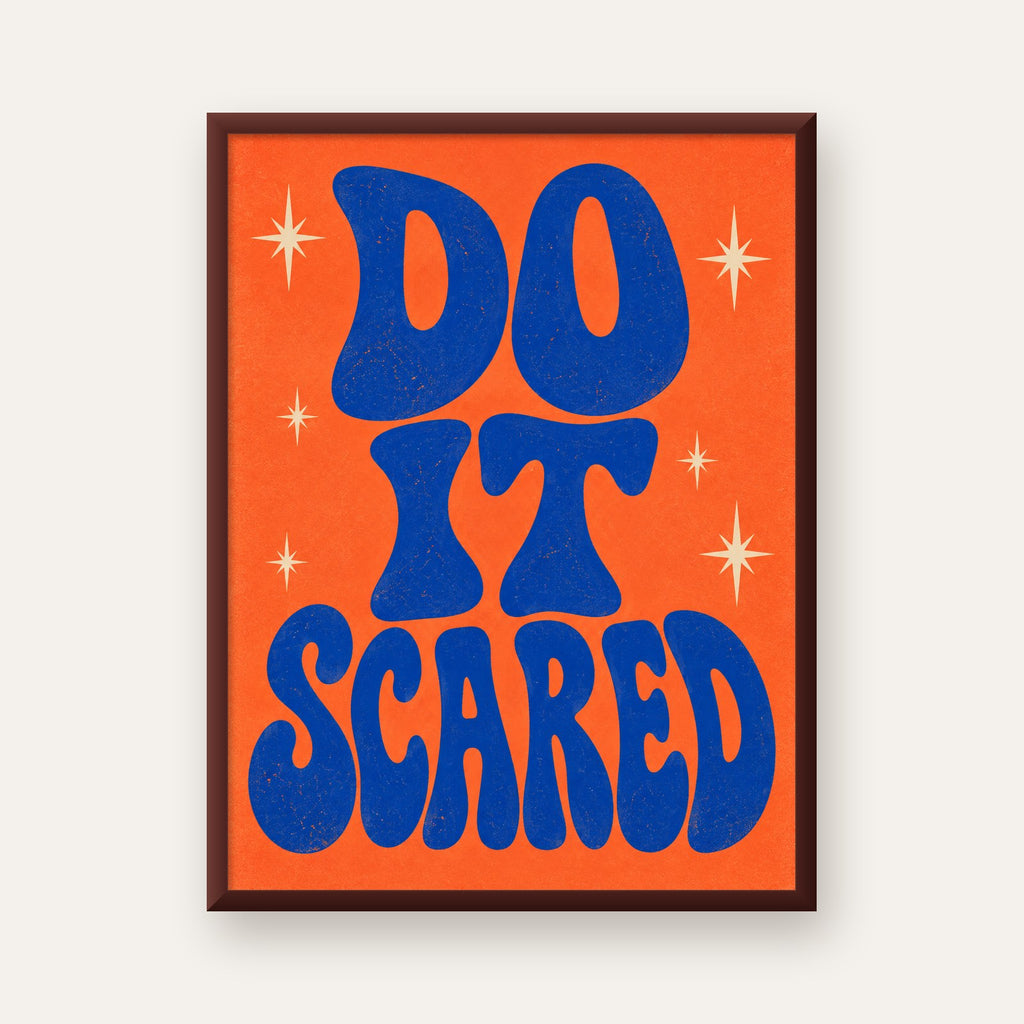 DO IT SCARED Cesaret Veren Retro Tipografi Poster — ceviz çerçeveli