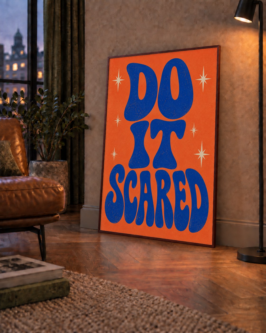 DO IT SCARED Cesaret Veren Retro Tipografi Poster — çerçeveli hâliyle bir ev duvarında