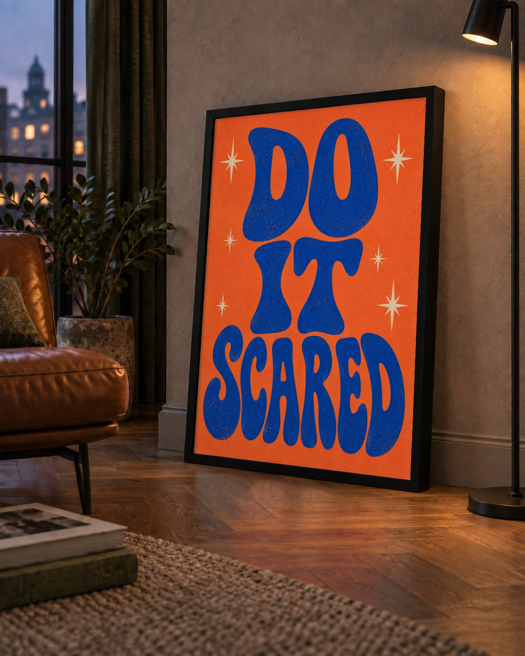 DO IT SCARED Cesaret Veren Retro Tipografi Poster — çerçeveli hâliyle bir ev duvarında