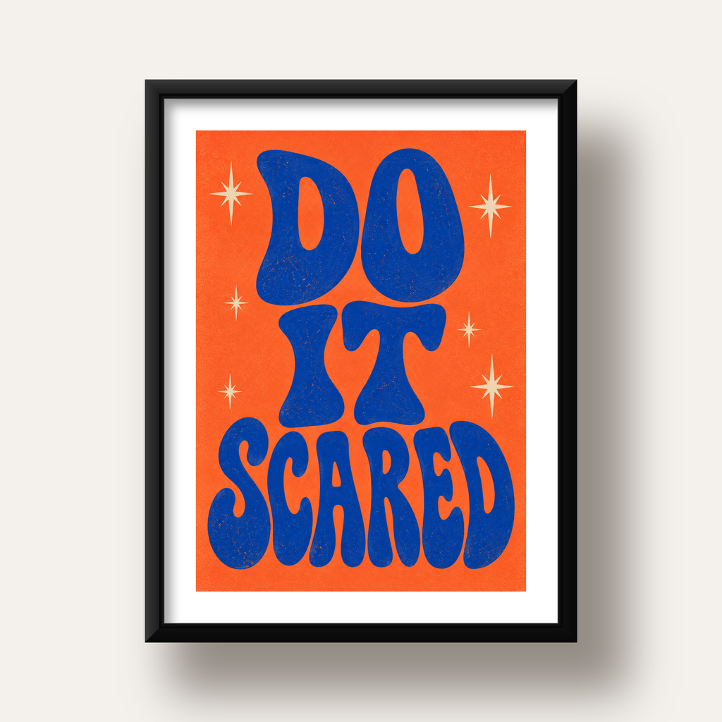 DO IT SCARED Cesaret Veren Retro Tipografi Poster — siyah derin çerçeveli paspartulu
