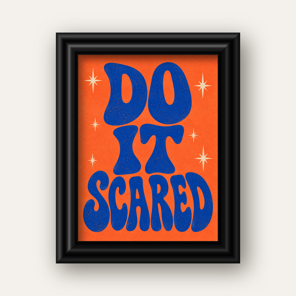 DO IT SCARED Cesaret Veren Retro Tipografi Poster — siyah galeri çerçeveli