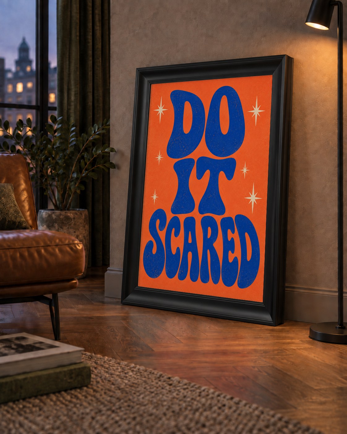DO IT SCARED Cesaret Veren Retro Tipografi Poster — çerçeveli hâliyle bir ev duvarında