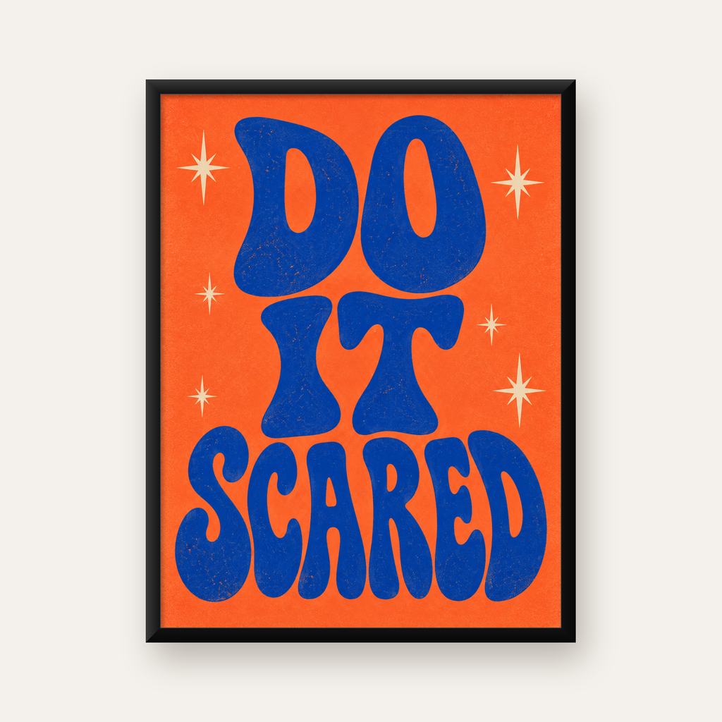 DO IT SCARED Cesaret Veren Retro Tipografi Poster — Dikey baskı, düz siyah çerçeveli duvar posteri