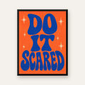 DO IT SCARED Cesaret Veren Retro Tipografi Poster — Dikey baskı, düz siyah çerçeveli duvar posteri