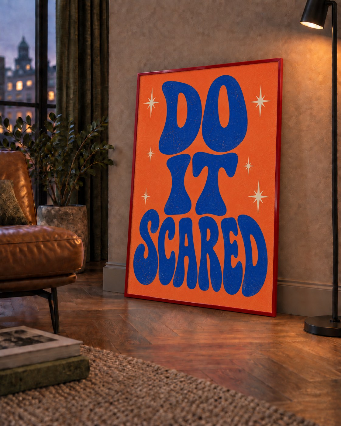 DO IT SCARED Cesaret Veren Retro Tipografi Poster — çerçeveli hâliyle bir ev duvarında