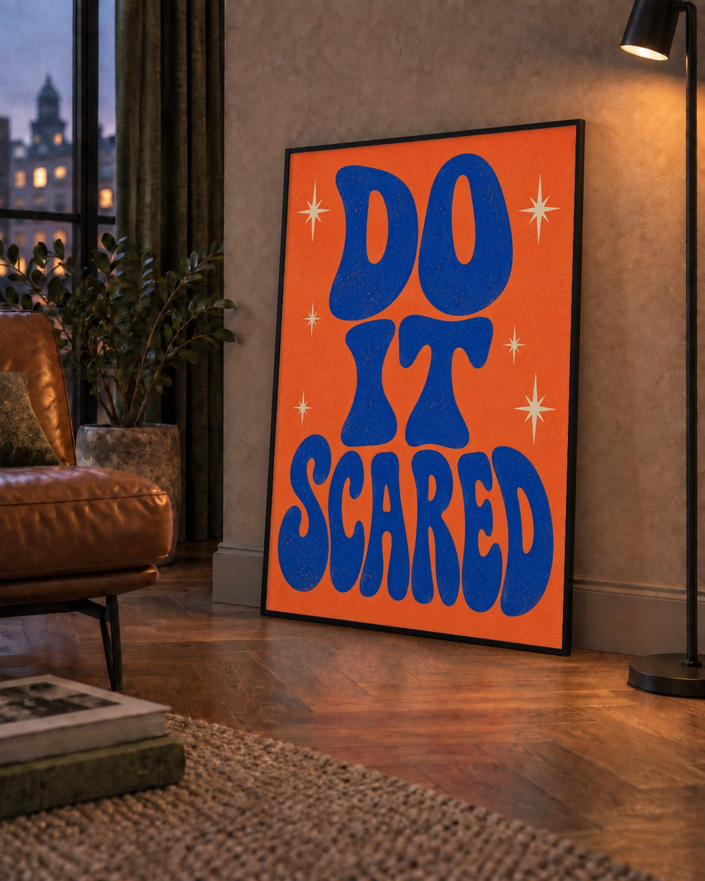 DO IT SCARED Cesaret Veren Retro Tipografi Poster — çerçeveli hâliyle bir ev duvarında
