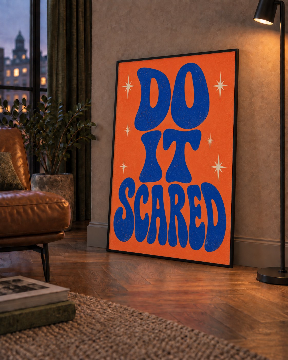 DO IT SCARED Cesaret Veren Retro Tipografi Poster — çerçeveli hâliyle bir ev duvarında