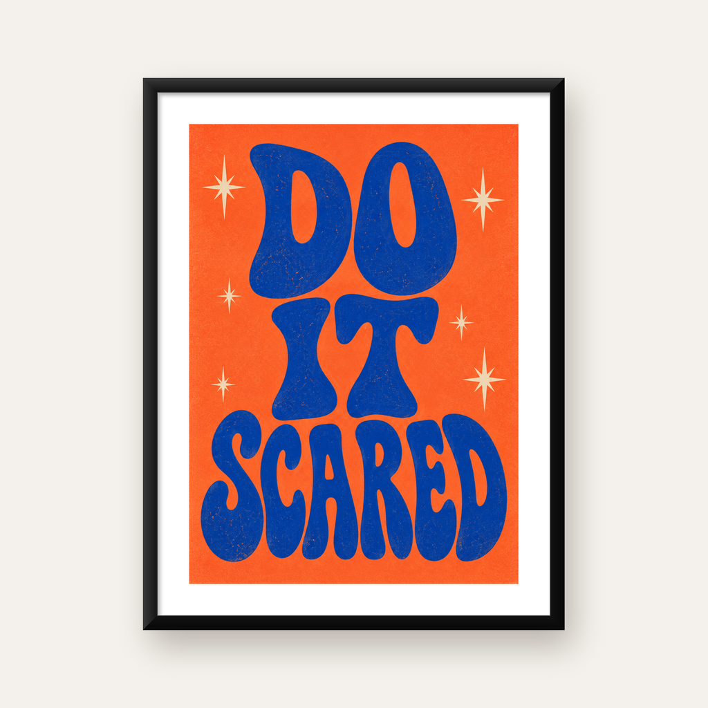 DO IT SCARED Cesaret Veren Retro Tipografi Poster — Dikey baskı, beyaz paspartulu