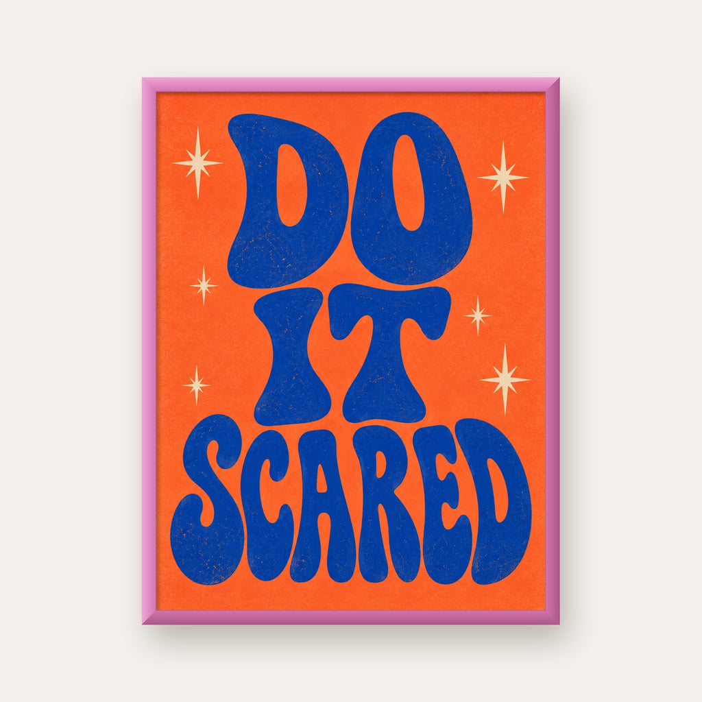 DO IT SCARED Cesaret Veren Retro Tipografi Poster — pembe çerçeveli