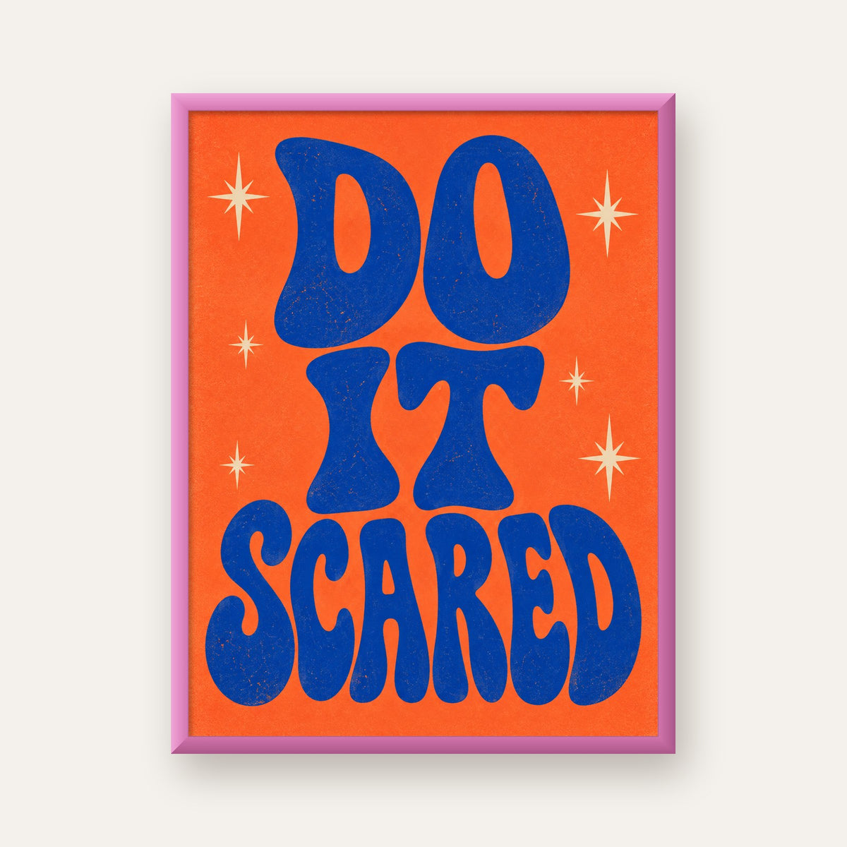 DO IT SCARED Cesaret Veren Retro Tipografi Poster — pembe çerçeveli