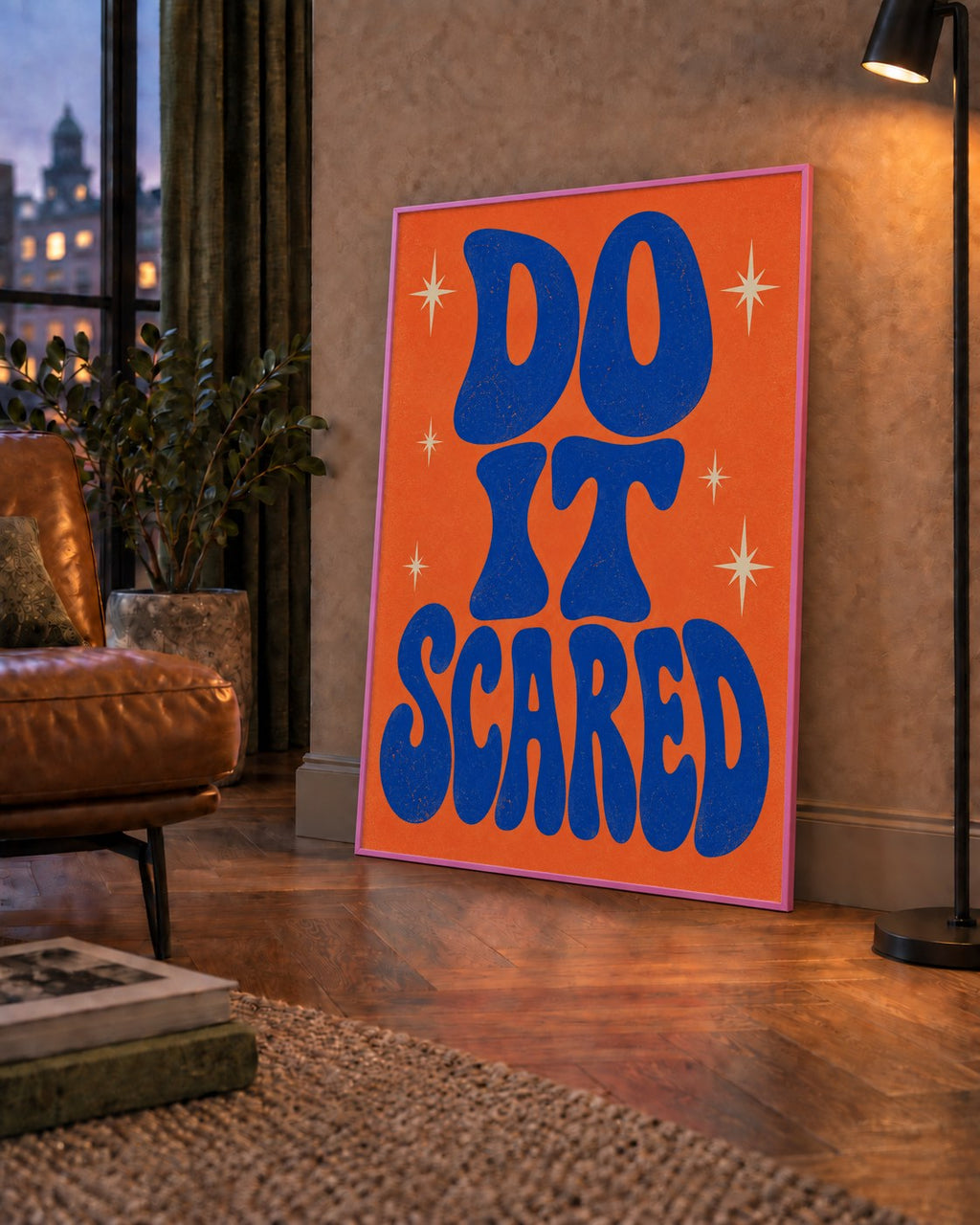 DO IT SCARED Cesaret Veren Retro Tipografi Poster — çerçeveli hâliyle bir ev duvarında