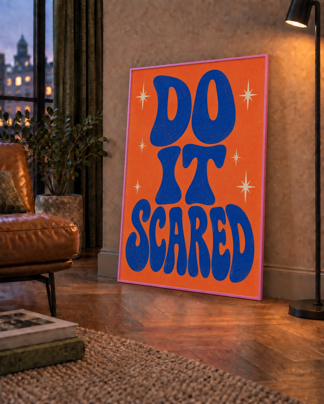 DO IT SCARED Cesaret Veren Retro Tipografi Poster — çerçeveli hâliyle bir ev duvarında