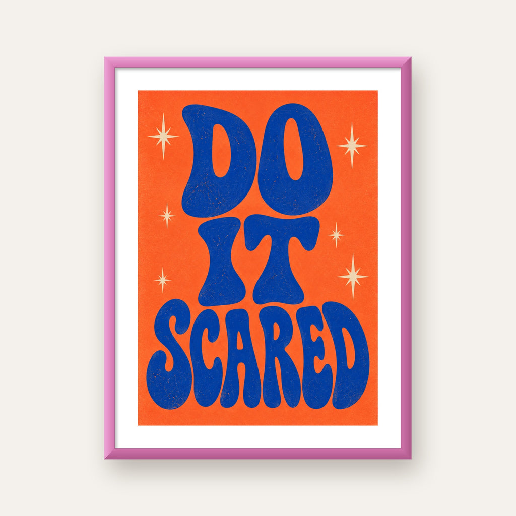 DO IT SCARED Cesaret Veren Retro Tipografi Poster — pembe çerçeveli paspartulu