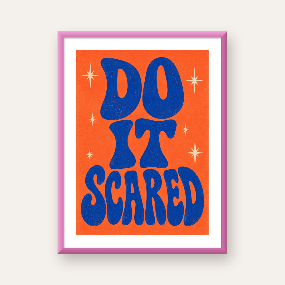 DO IT SCARED Cesaret Veren Retro Tipografi Poster — pembe çerçeveli paspartulu