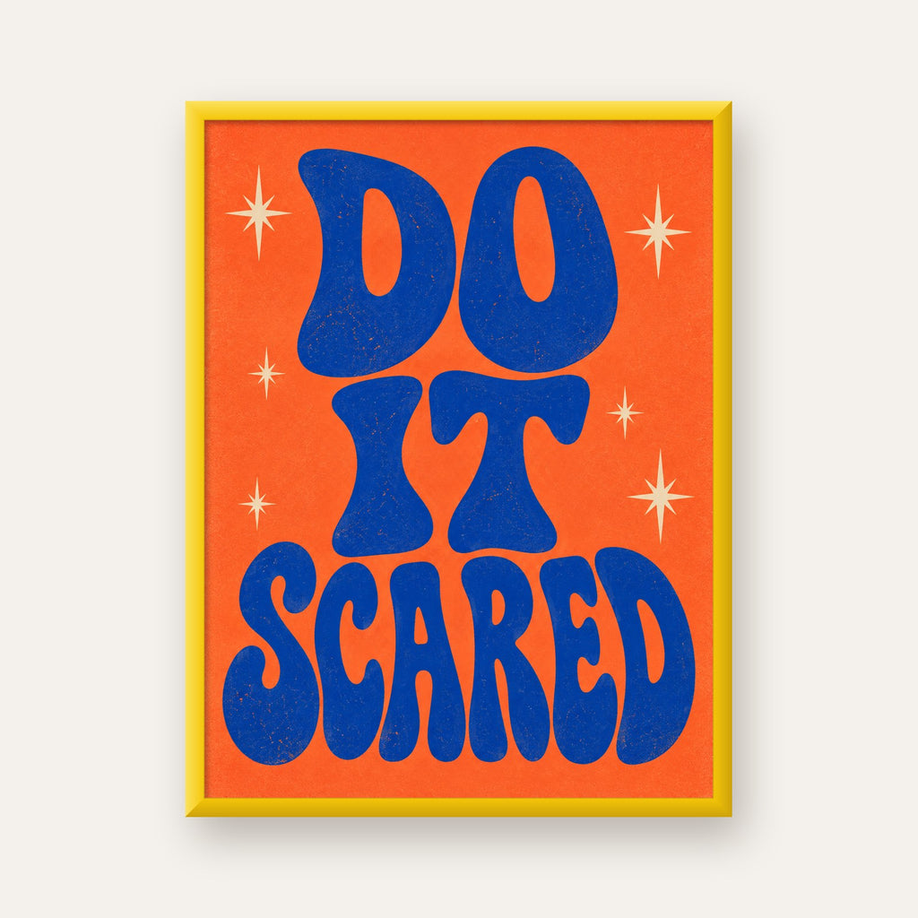 DO IT SCARED Cesaret Veren Retro Tipografi Poster — sarı çerçeveli