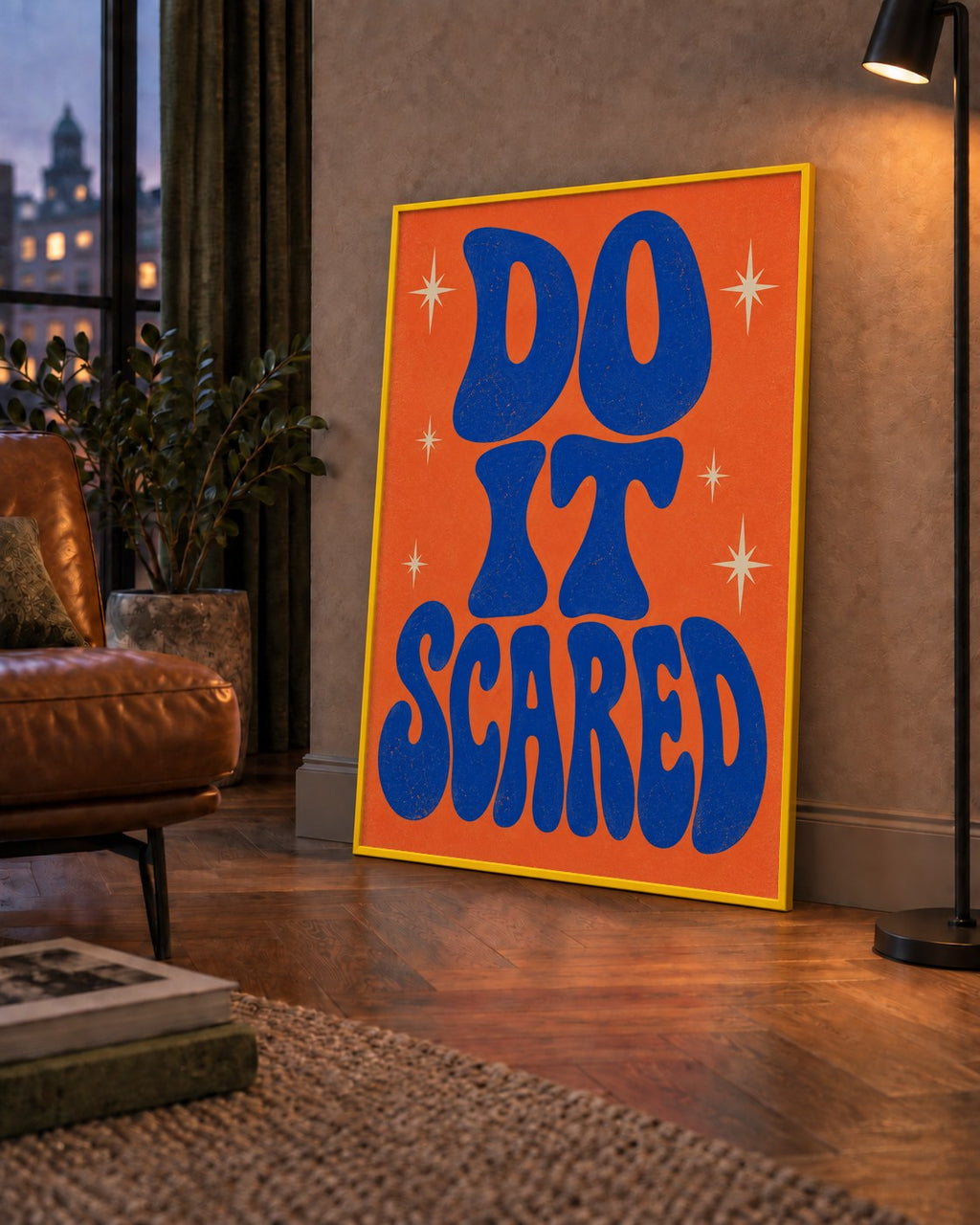 DO IT SCARED Cesaret Veren Retro Tipografi Poster — çerçeveli hâliyle bir ev duvarında