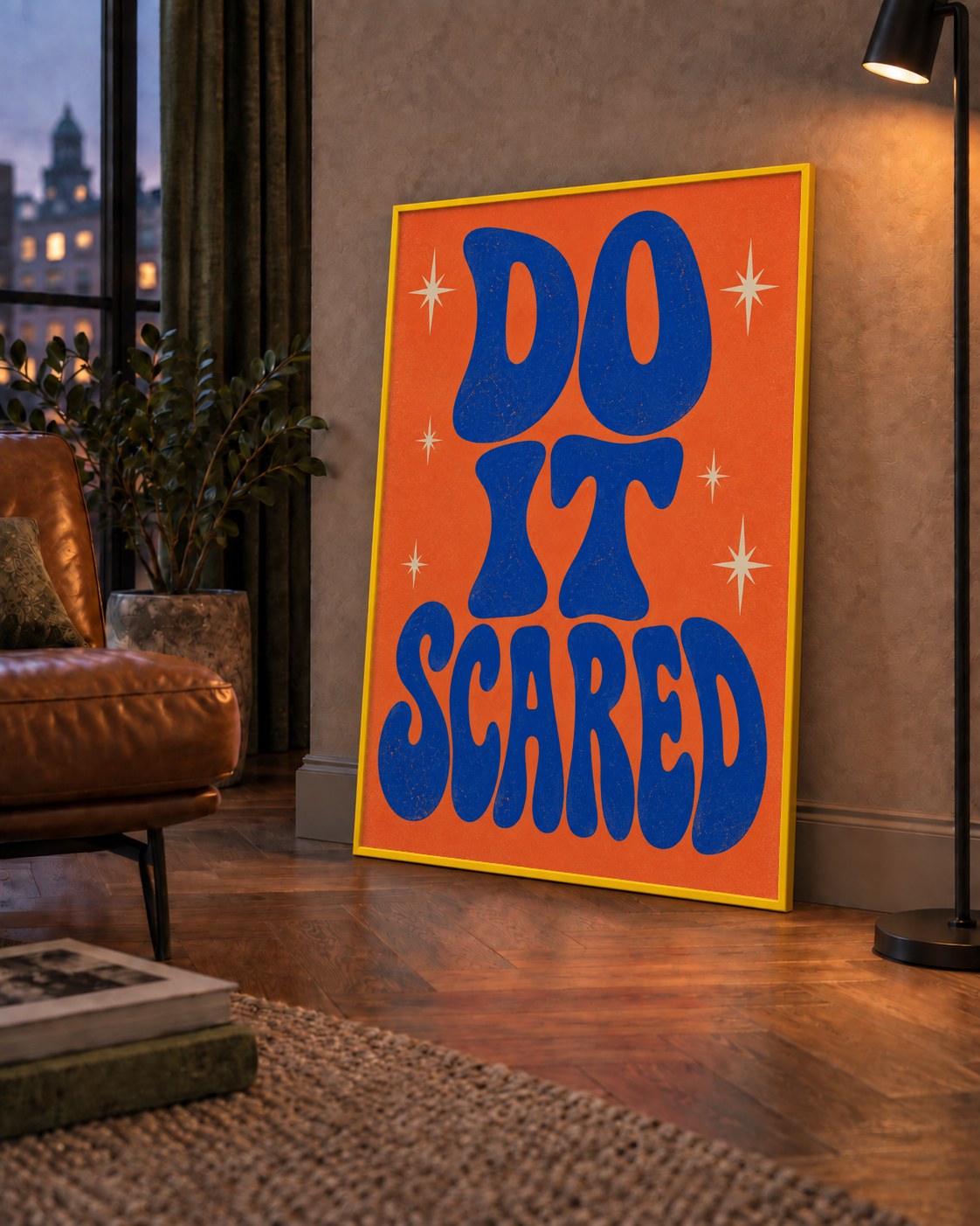 DO IT SCARED Cesaret Veren Retro Tipografi Poster — çerçeveli hâliyle bir ev duvarında