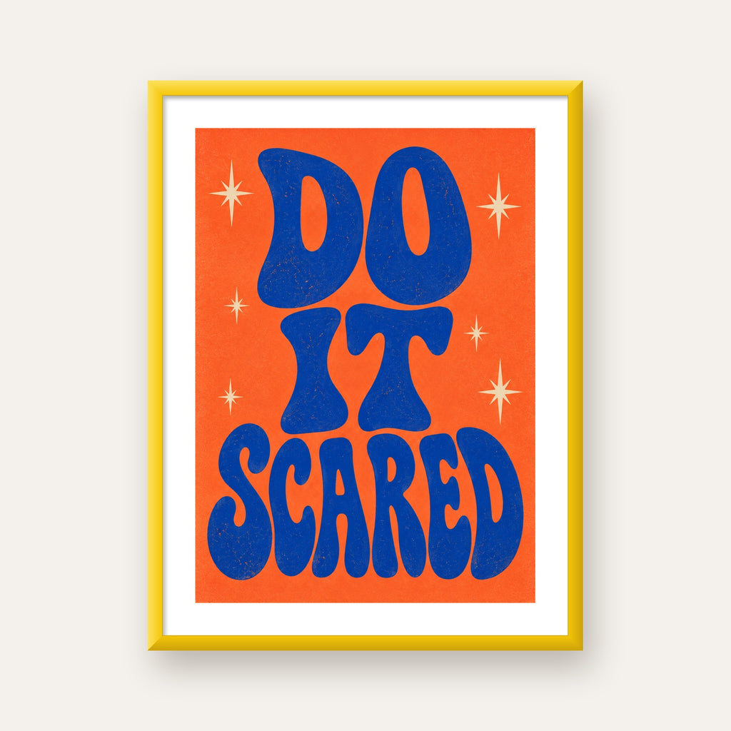 DO IT SCARED Cesaret Veren Retro Tipografi Poster — sarı çerçeveli paspartulu