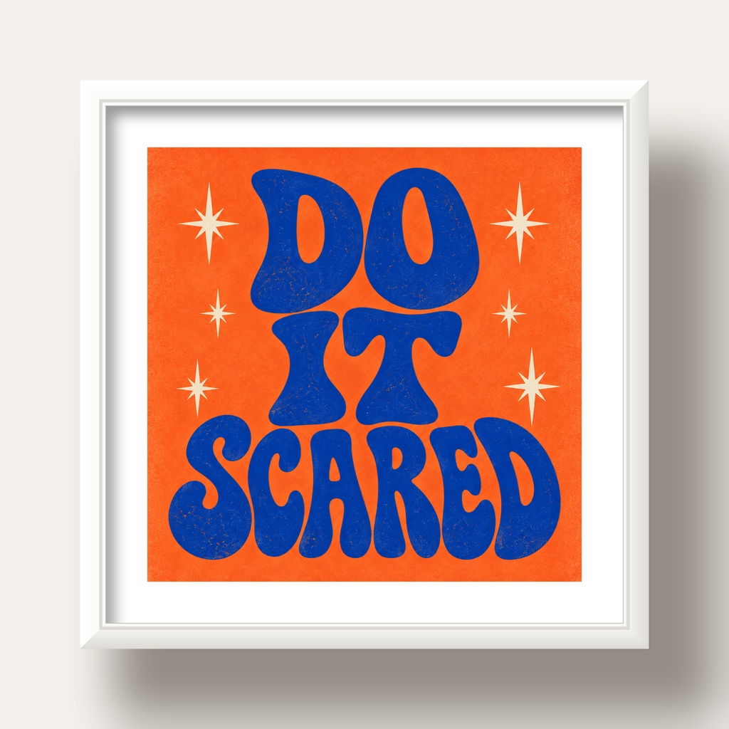 DO IT SCARED Cesaret Veren Retro Tipografi Poster — beyaz derin çerçeveli paspartulu