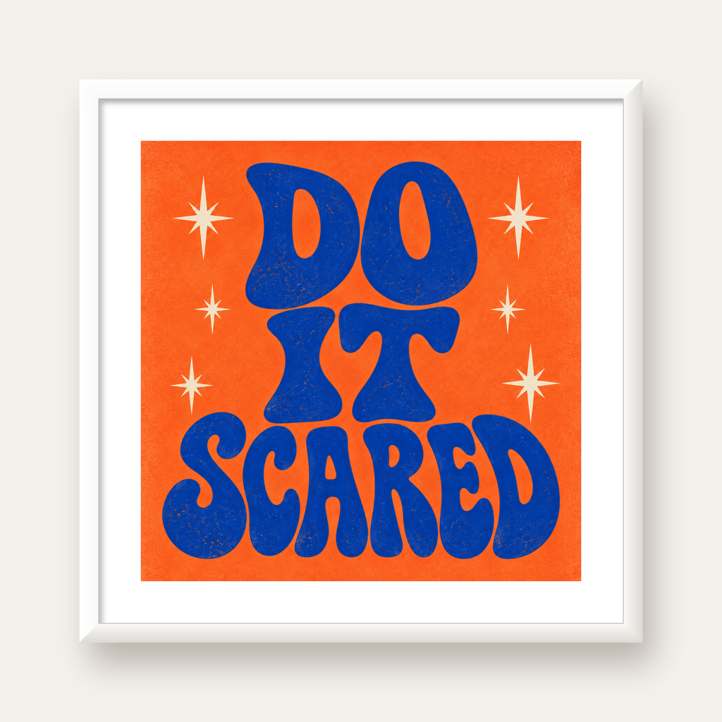 DO IT SCARED Cesaret Veren Retro Tipografi Poster — beyaz çerçeveli kare poster