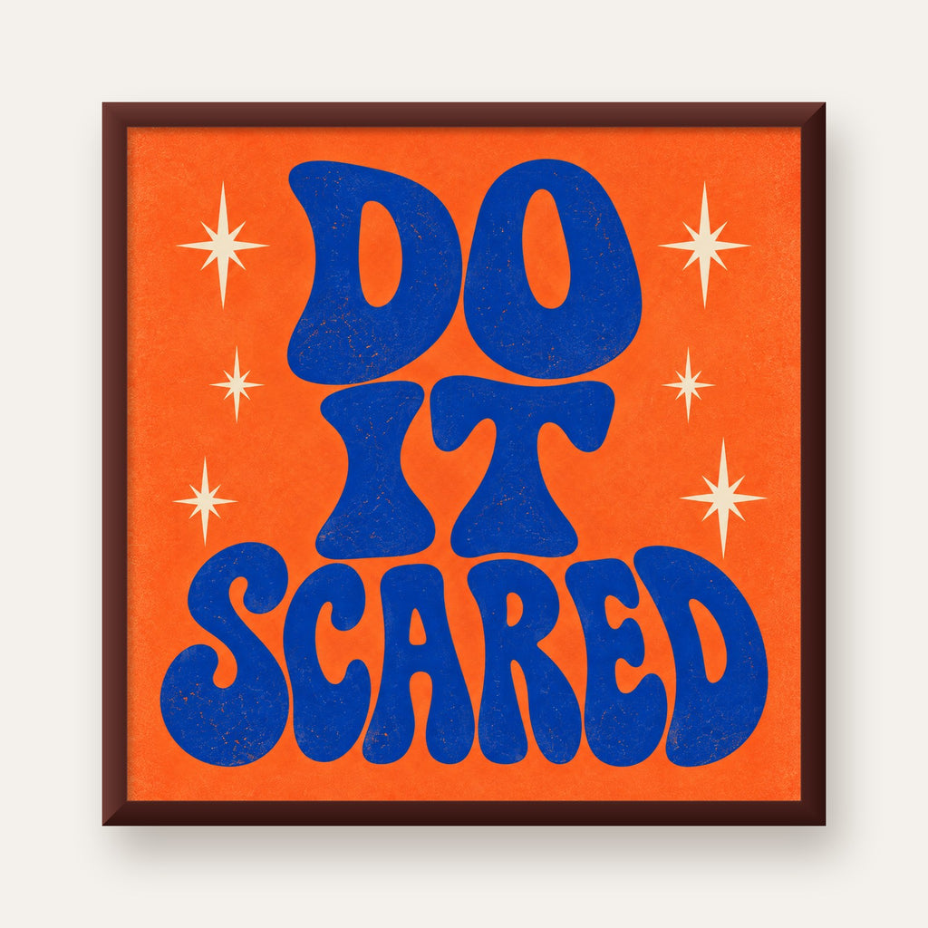 DO IT SCARED Cesaret Veren Retro Tipografi Poster — ceviz çerçeveli