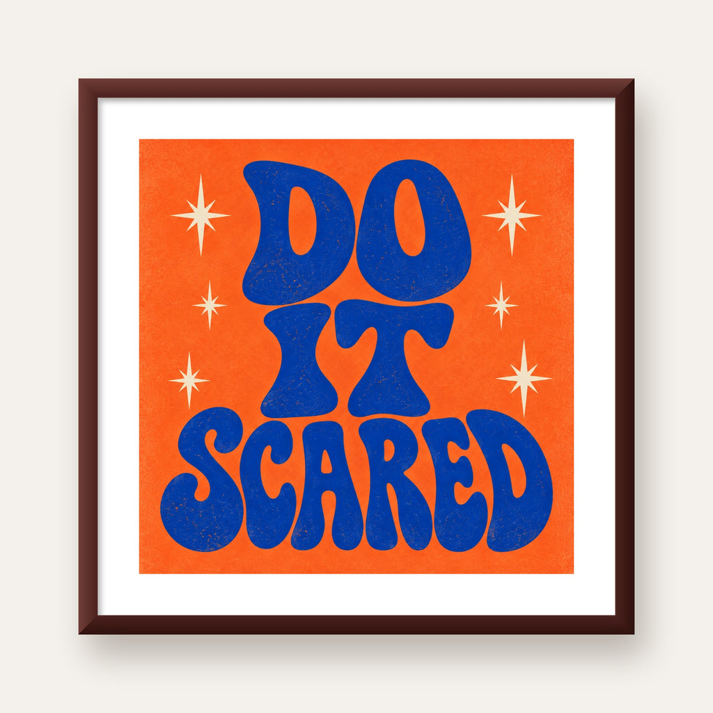 DO IT SCARED Cesaret Veren Retro Tipografi Poster — ceviz çerçeveli paspartulu