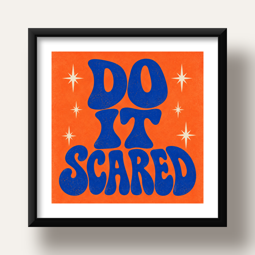 DO IT SCARED Cesaret Veren Retro Tipografi Poster — siyah derin çerçeveli paspartulu