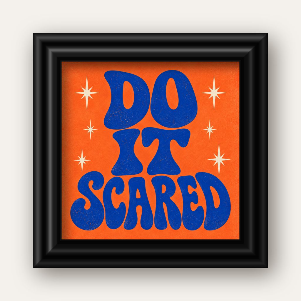 DO IT SCARED Cesaret Veren Retro Tipografi Poster — siyah galeri çerçeveli