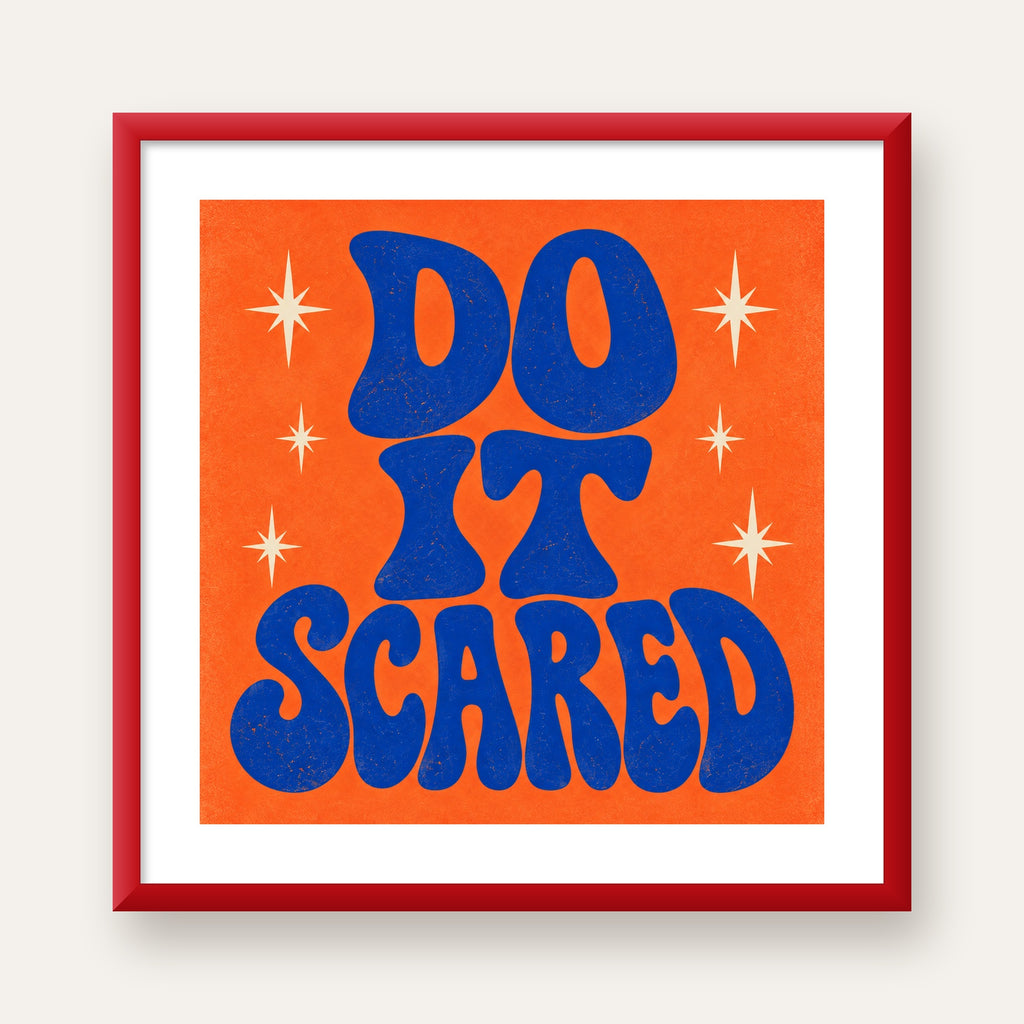 DO IT SCARED Cesaret Veren Retro Tipografi Poster — kırmızı çerçeveli paspartulu