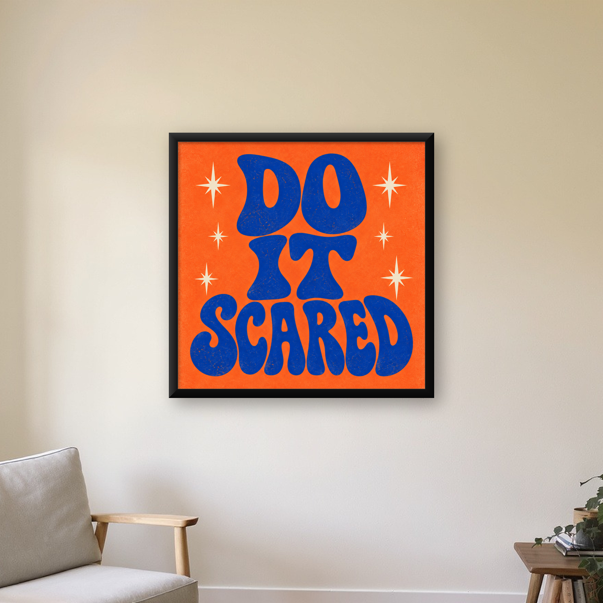 DO IT SCARED Cesaret Veren Retro Tipografi Poster — Kare baskı, çerçeveli hâliyle bir ev duvarında