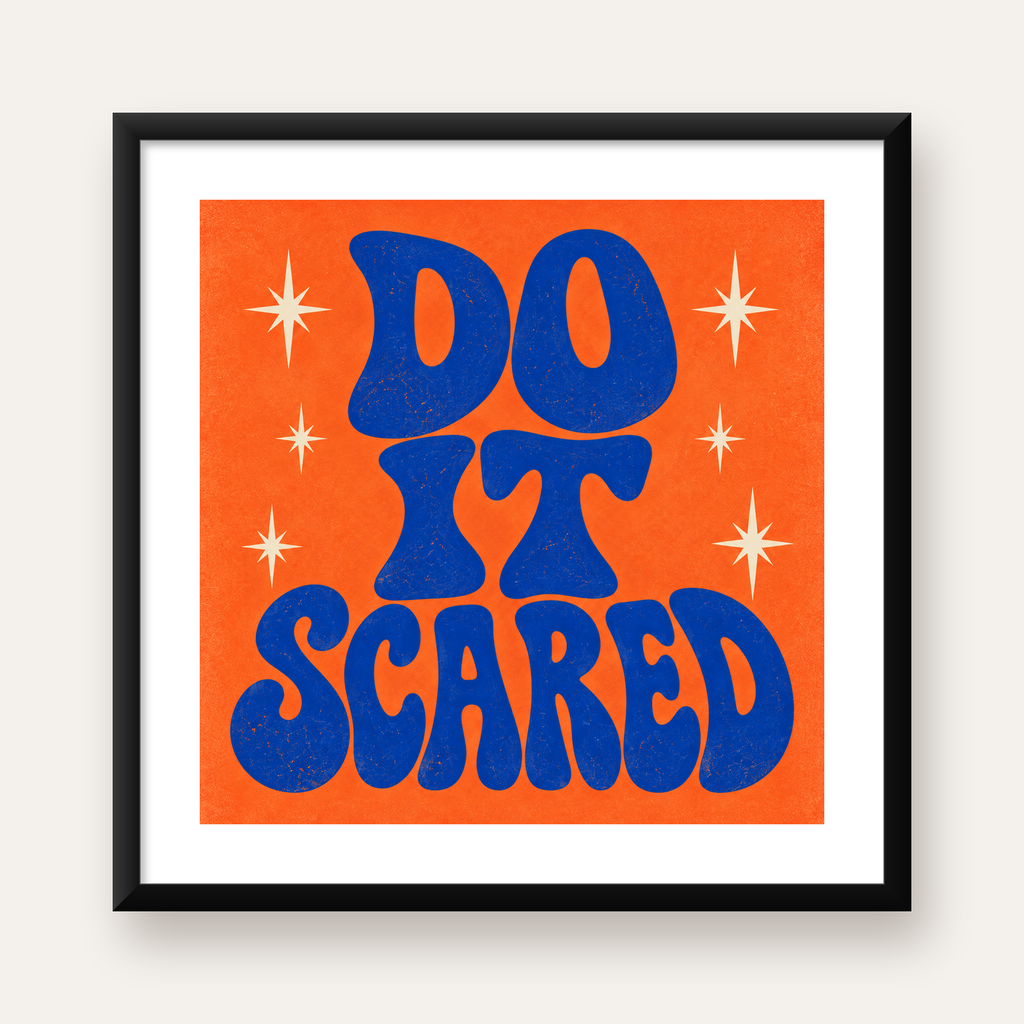 DO IT SCARED Cesaret Veren Retro Tipografi Poster — Kare baskı, beyaz paspartulu