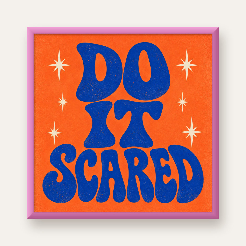 DO IT SCARED Cesaret Veren Retro Tipografi Poster — pembe çerçeveli